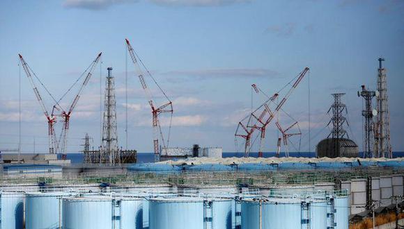 Las unidades de reactor 1 al 4 sobre los tanques de almacenamiento de agua radioactiva en la planta nuclear de Tokyo Electric Power Co (TEPCO) de Fukushima Daiichi en la ciudad de Okuma, prefectura de Fukushima, Japón 18 de febrero de 2019. (REUTERS/Issei Kato).
