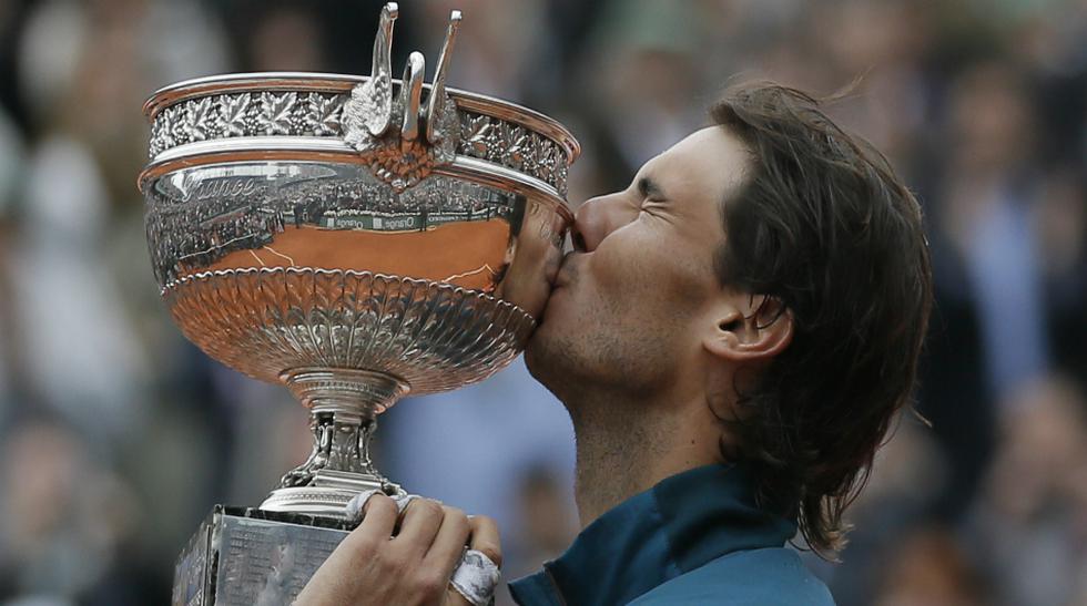 Rafael Nadal protagonizó una conmovedora escena cuando ganó el título del Roland Garros del 2013. [FOTO: AP]