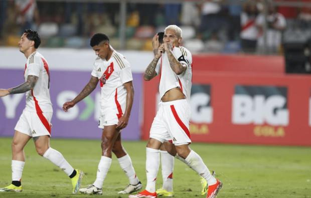 Paolo Guerrero celebra tras marcar de penal el 4-1 de Perú ante República Dominicana | Foto: Violeta Ayasta/@photo.gec