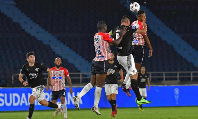 Junior y Libertad protagonizaron un partidazo en la ida de octavos de final de Copa Sudamericana 2021 | FOTO: AFP