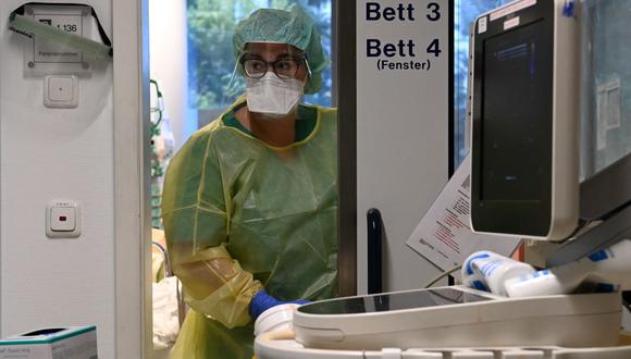 Personal médico trabaja en la unidad de cuidados intensivos con pacientes de coronavirus covid-19 en un hospital en Freising, cerca de Múnich, en el sur de Alemania, el 16 de noviembre de 2021. (Christof STACHE / AFP).