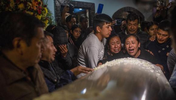 Familiares y amigos reaccionan cuando los cuerpos de Jair Valencia, Misael Olivares y Yovani Valencia llegan a la casa de su familia en San Marcos Atexquilapan, estado de Veracruz, México.