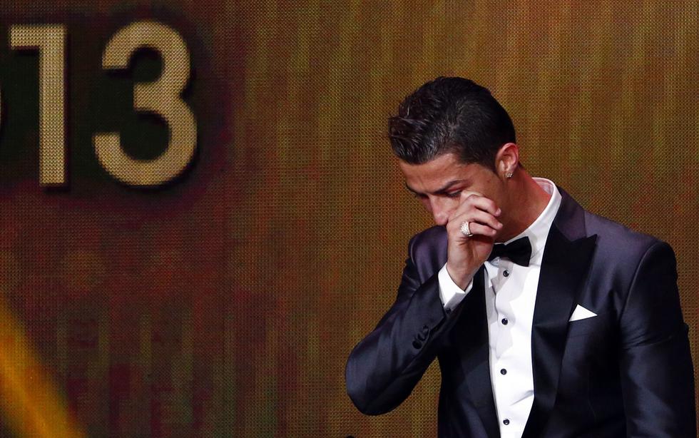 Cristiano Ronaldo no ocultó su alegría cuando se llevó el Balón de Oro. [FOTO: REUTERS]