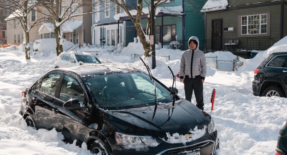 Un residente se toma un descanso de desenterrar su automóvil en Buffalo, Nueva York.
