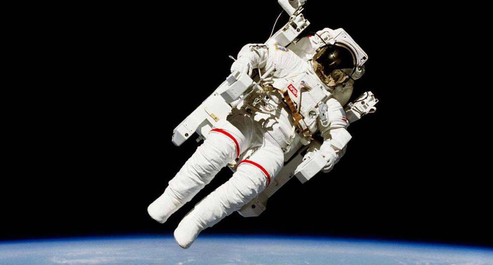 "EFEMÉRIDES":https://laprensa.peru.com/noticias/efemerides-62288 | Esto ocurrió un día como hoy en la historia: en 1984, el astronauta McCandless sale al espacio y se aleja del “Challenger” mediante un sillón propulsor sin cable de seguridad*. (Foto: NASA)