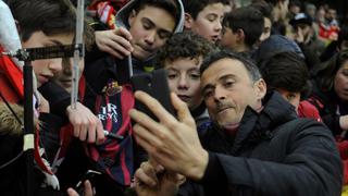 Luis Enrique se tomó selfies con hinchas del Barcelona