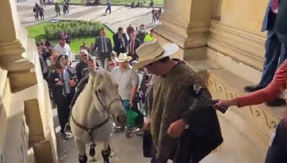 El senador colombiano Alirio Barrera llegó al pleno en su caballo, al cual señaló de ser su mascota.  (Foto de Twitter/@Danielbricen)
