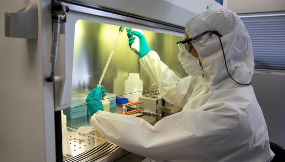 Un investigador trabaja en un laboratorio de París. (Foto: Thomas SAMSON / AFP)