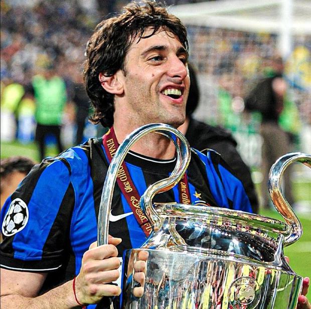 Diego Milito with the 'Orejona' won by Inter in 2010. 