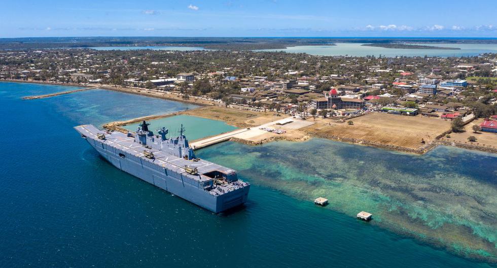 Esta foto del 27 de enero de 2022 por las Fuerzas de Defensa de Australia muestra al HMAS Adelaide que llegó a Tonga para entregar provisiones humanitarias y suministros médicos tras la erupción del volcán submarino Hunga Tonga-Hunga Ha'apai. (AFP).