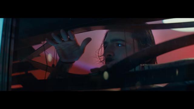 Maluma, acompañado de la modelo Jenny Watwood, comete un crimen en nuevo videoclip. (Fuente: YouTube)