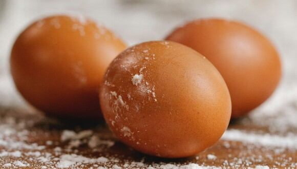 TRUCOS CASEROS | Huevos sobre una superficie con harina. (Foto: Pexels)