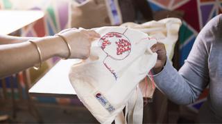 Emprendimientos peruanos lanzan un bolso reutilizable hecho por mujeres en condiciones vulnerables