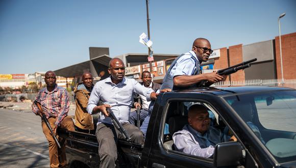 Miembros vestidos de civil del Servicio de Policía de Sudáfrica patrullan la ciudad de Alexandra en Johannesburgo. (Foto: AFP)