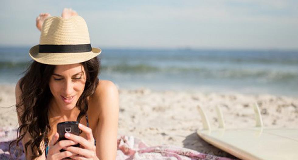 Sigue estas recomendaciones para cuidar tu celular en la playa. (Foto: Getty Images)