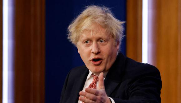 El primer ministro británico, Boris Johnson, responde preguntas durante una conferencia de prensa para delinear el nuevo plan Covid-19 a largo plazo del gobierno, dentro de la sala de información de Downing Street en el centro de Londres. (Foto: Tolga Akmen / varias fuentes / AFP)