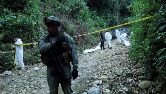 Fuerzas Armadas de Colombia resguardan a personal de peritaje. (Foto referencial de EFE)