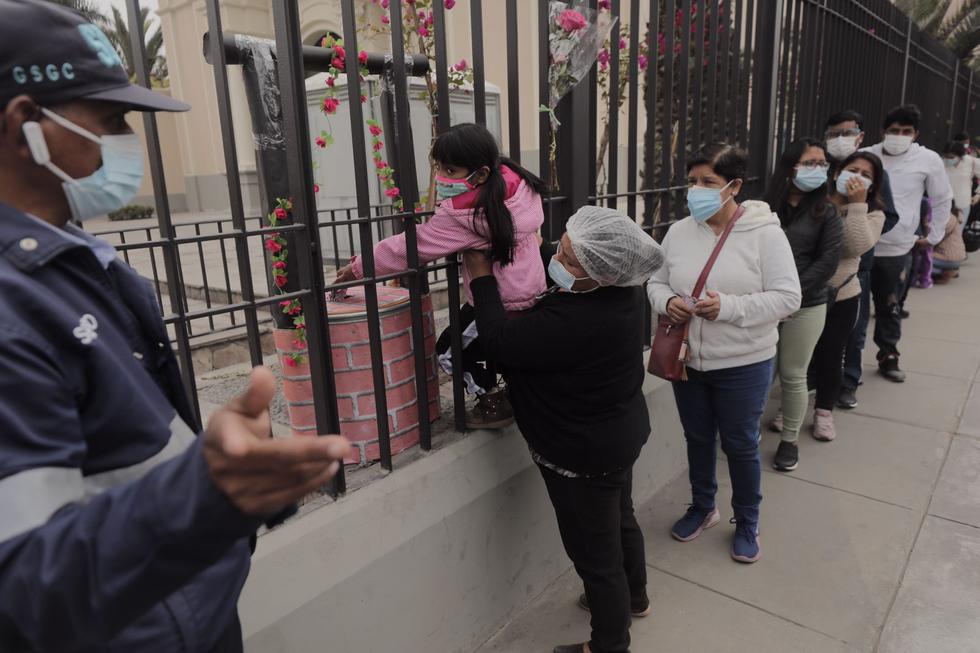 Decenas de personas continúan llegando este lunes 30 de agosto a los exteriores de la Basílica Santuario de Santa Rosa de Lima, ubicada en la Av. Tacna, en el Cercado, para dejar cartas y ofrendas a la patrona de Las Américas, cuyo día se conmemora hoy. (Foto: Leandro Britto/@photo.gec)