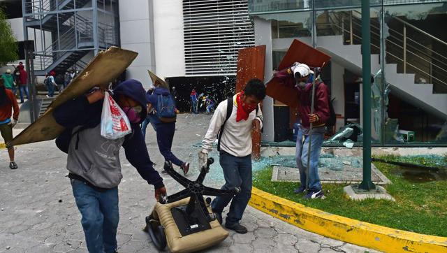 Se ve humo saliendo de un edificio del gobierno durante una protesta contra las medidas de austeridad del presidente de Ecuador, Lenin Moreno, en Quito, Ecuador, 12 de octubre de 2019. REUTERS / Carlos Garcia Rawlins

 / AFP / Martin BERNETTI