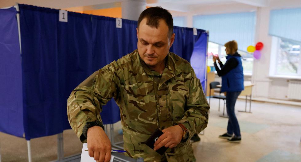Un hombre vota en el referéndum que organiza Rusia en Donetsk, Ucrania, el 27 de setiembre del 2022. (Foto: Reuters)
