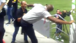 DT de Costa Rica y un fanático se agarraron a golpes [VIDEO]