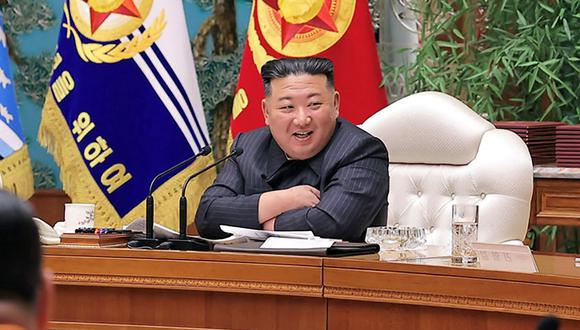 El líder de Corea del Norte, Kim Jong Un, asiste a la 4ª reunión de la 8ª Comisión Militar Central del Partido de los Trabajadores de Corea en Pyongyang, el 6 de febrero de 2023. (Foto de KCNA VIA KNS / AFP)