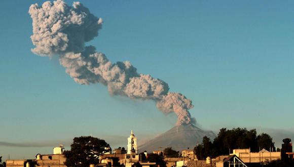 El Centro Nacional de Prevención de Desastres de México  incrementó la alerta volcánica del Popocatépetl debido a su constante actividad en las últimas semanas. (AFP)