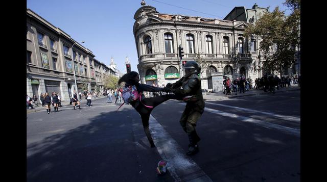 Chile: Encapuchados desatan violencia en marcha de estudiantes - 3