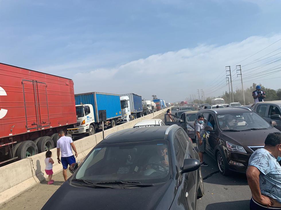 Las unidades permanecen varadas en la carretera Panamericana Norte en Chao. Vehículos de carga pesada y unidades livianas no pueden seguir su ruta por el bloqueo de la carretera.(Foto: GEC)