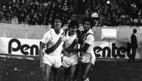 Malásquez, Oblitas y Mango Olaechea. El fantástico equipo peruano que venció 1-0 a Francia en el Parque de los Príncipes. Foto: Archivo Histórico El Comercio.