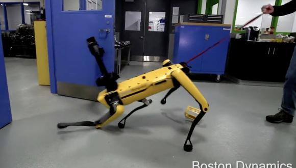 El robot SpotMini es capaz de abrir puertas gracias a un brazo que tiene montado en su cabeza. Lo hace con una relativa rapidez luego de analizar el mejor proceso para concretar su misión. (Foto: Boston Dynamics)