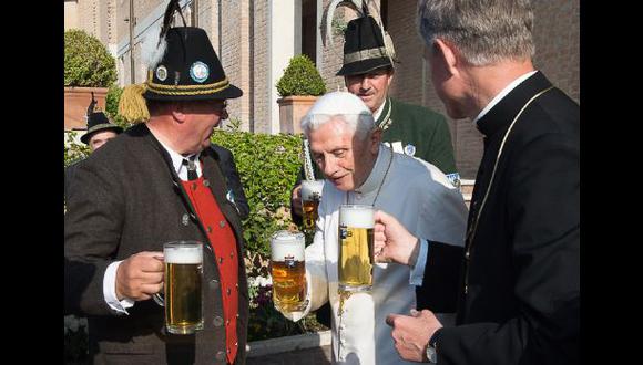Benedicto XVI celebró sus 88 años con cerveza y música alemana
