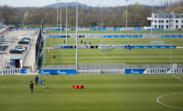 Schalke 04 volvió a los entrenamientos con un formato inédito y manteniendo la distancia entre los jugadores | Fotos: Reuters/EFE