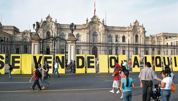 Proyecto "Se vende", del artista Lalo Quiroz. Palacio de Gobierno y otros edificios estatales fueron intervenidos con letreros que aludían al boom inmobiliario.