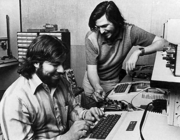 Steve Jobs y Steve Wozniak trabajando en una computadora Apple. (Foto: AFP)