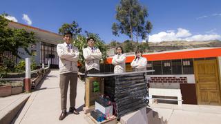 Escolares crean terma ecológica para calentar el agua helada que sale de los lavatorios de su escuela en Huancavelica
