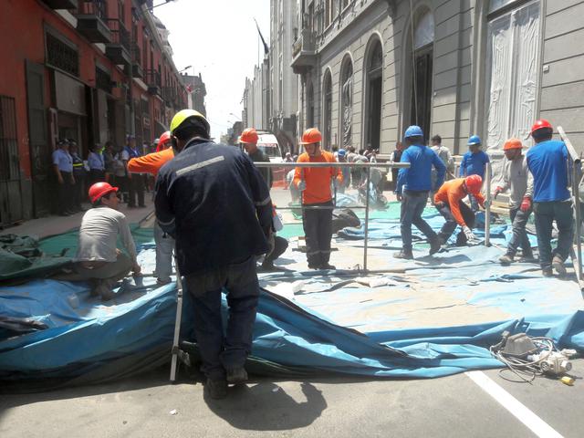 Caída de andamio en primera cuadra de Jr. Santa Rosa causó daños a un taxi (Foto: María del carmen Yrigoyen.