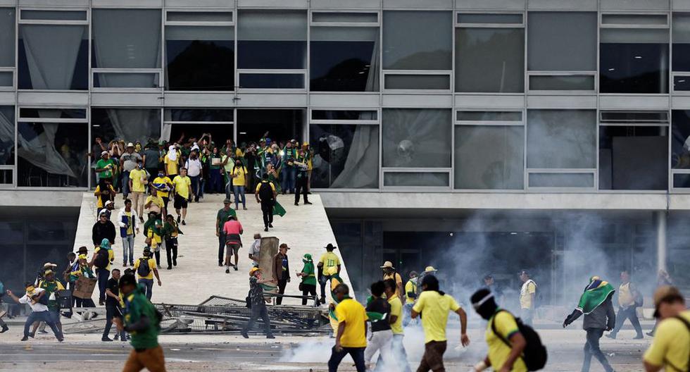 Las fuerzas de seguridad operan mientras los partidarios del expresidente de Brasil, Jair Bolsonaro, invaden el Congreso Nacional en Brasilia, el 8 de enero de 2023. (REUTERS/Adriano Machado).