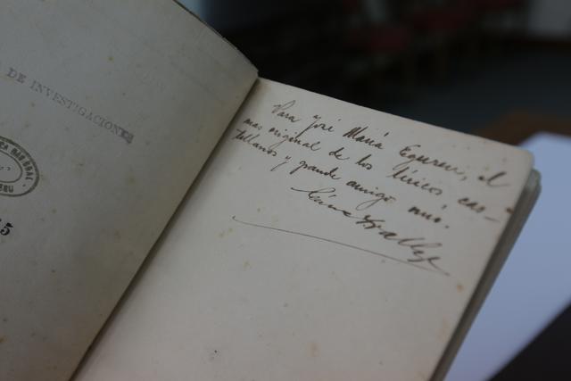 Tesoros de la bóveda de la BNP: Primera edición de "Los heraldos negros" de César Vallejo dedicada a José María Eguren. Vallejo, nuestro poeta más universal, consideraba a Eguren el mejor poeta peruano de su época.