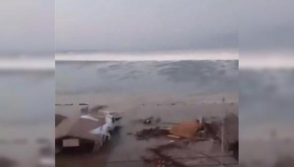 Aterradores videos del instante en el que tsunami golpea la costa de Indonesia (Captura de video)