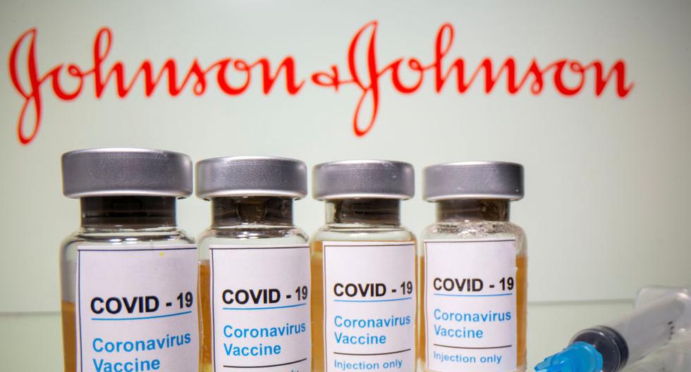 En esta ilustración tomada el 31 de octubre de 2020, los viales con una etiqueta que dice "COVID-19 / Vacuna contra el coronavirus / Solo inyección" y una jeringa médica son visibles frente al logotipo de Johnson & Johnson. (REUTERS/Dado Ruvic).
