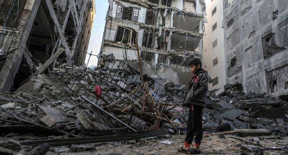 Un niño palestino observa las ruinas de un edificio residencial tras un ataque aéreo israelí en la ciudad de Gaza. (Foto: EFE)