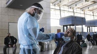 Israel entra en la quinta ola de contagios de coronavirus y su primer ministro alerta sobre la variante ómicron
