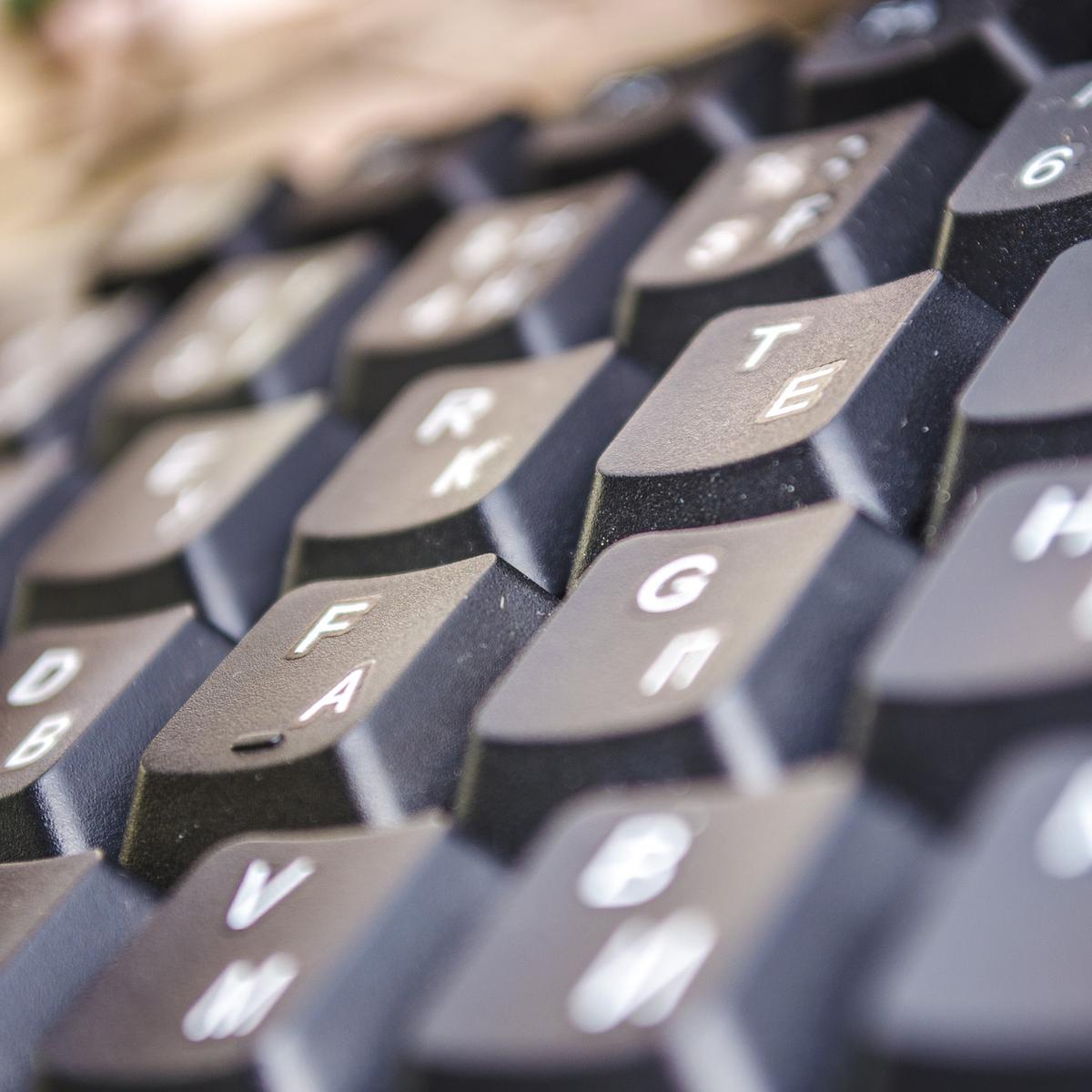 Cómo puede limpiar de manera correcta el teclado de su portátil