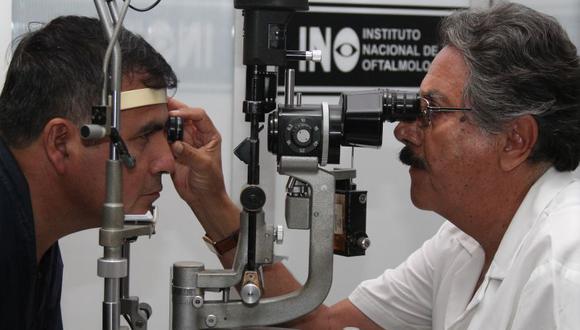 La mayoría de las personas que tienen glaucoma no notan síntoma alguno hasta que comienzan a perder la visión y se estima que el 50% de los pacientes que tienen glaucoma no lo sabe. (Difusión)