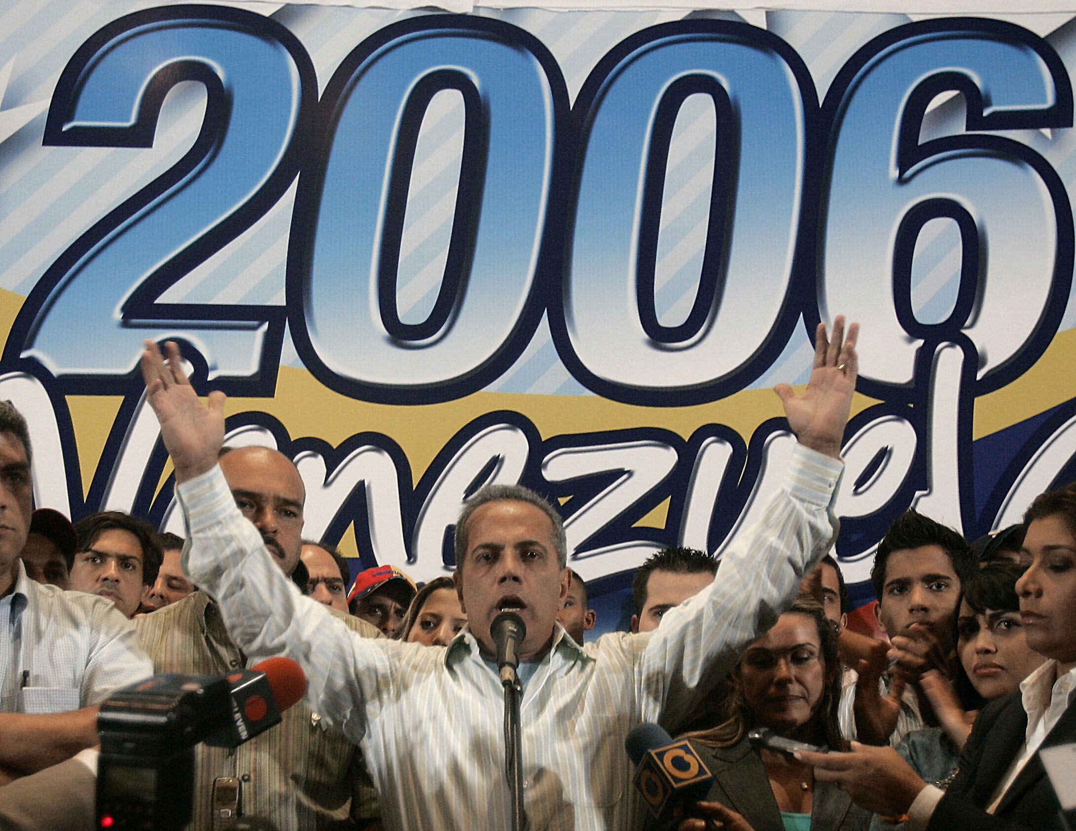 Manuel Rosales speaks after losing the presidential elections to Hugo Chávez, on December 3, 2006. (JUAN MABROMATA / AFP).