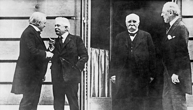 El primer ministro británico, Lloyd George (I), el presidente de Francia, Georges Clemenceau (2ª D), y al presidente de EE.UU., Woodrow Wilson, en la Conferencia por la Paz por la Primera Guerra Mundial. (AFP)