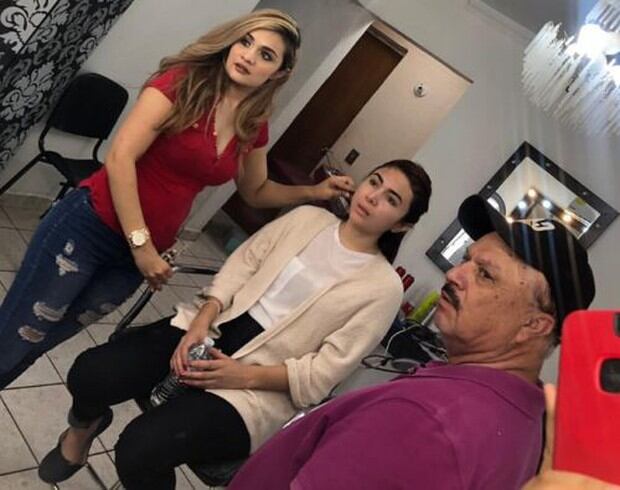 Raúl Santiago, a sus 60 años, se convirtió en maquillador para tener una nueva fuente de ingresos | Foto: Facebook / Deysbel Olachea