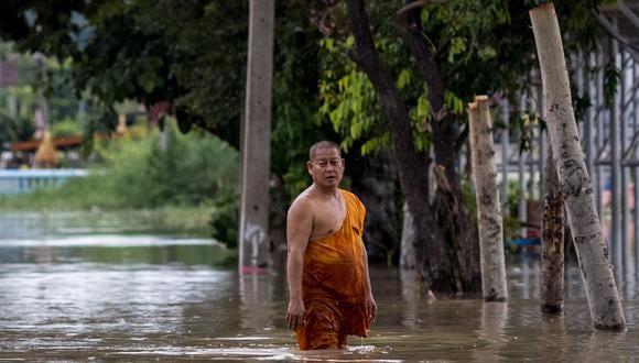 Un monje budista en medio de las inundaciones en Ayutthaya el 4 de octubre de 2021, en Tailandia.
 (Photo by Jack TAYLOR / AFP)