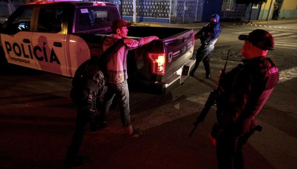 Policías revisan a un hombre durante un operativo en Tlaquepaque, Estado de Jalisco, México, el 22 de noviembre de 2019.  (Foto: Ulises Ruiz / AFP)